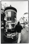 404249 Afbeelding van de peperbus (reclamezuil) op de hoek van de Breedstraat en de Loeff Berchmakerstraat te Utrecht.